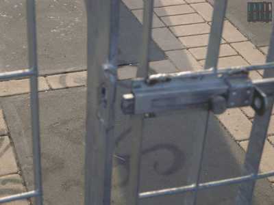 Il cancello che porta ai locali vuoti del primo piano. Nessun lucchetto o catena che blocchi la porta.